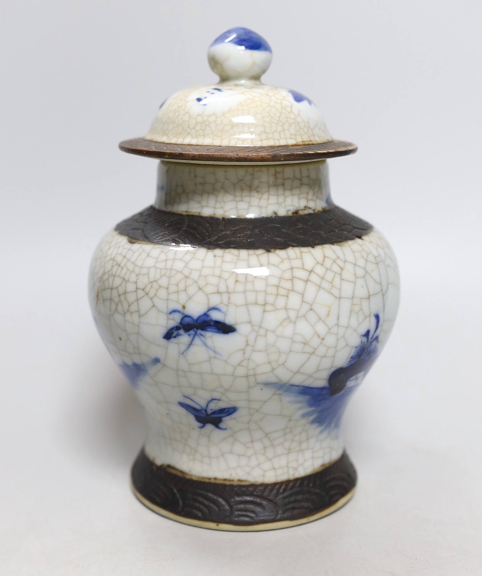 A 19th century Chinese blue and white crackle glaze vase and cover, 20cm